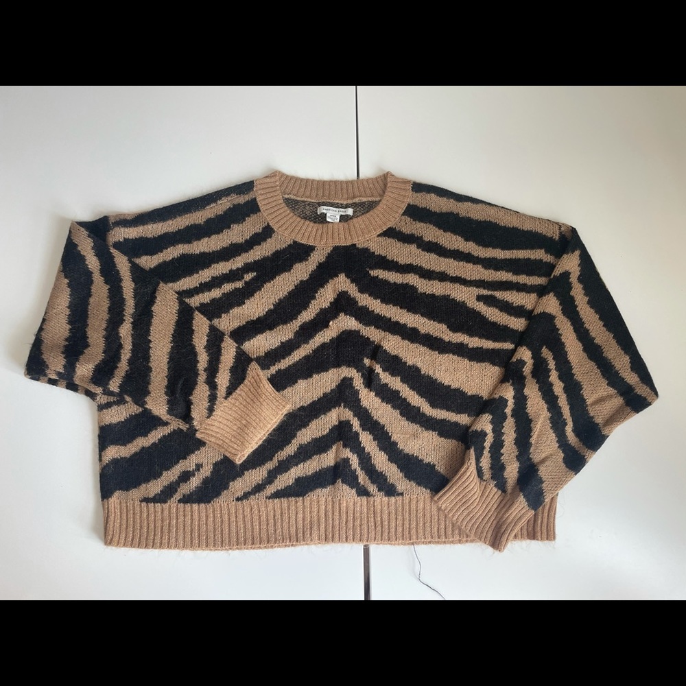 AE Tiger Crew Neck Sweater, M